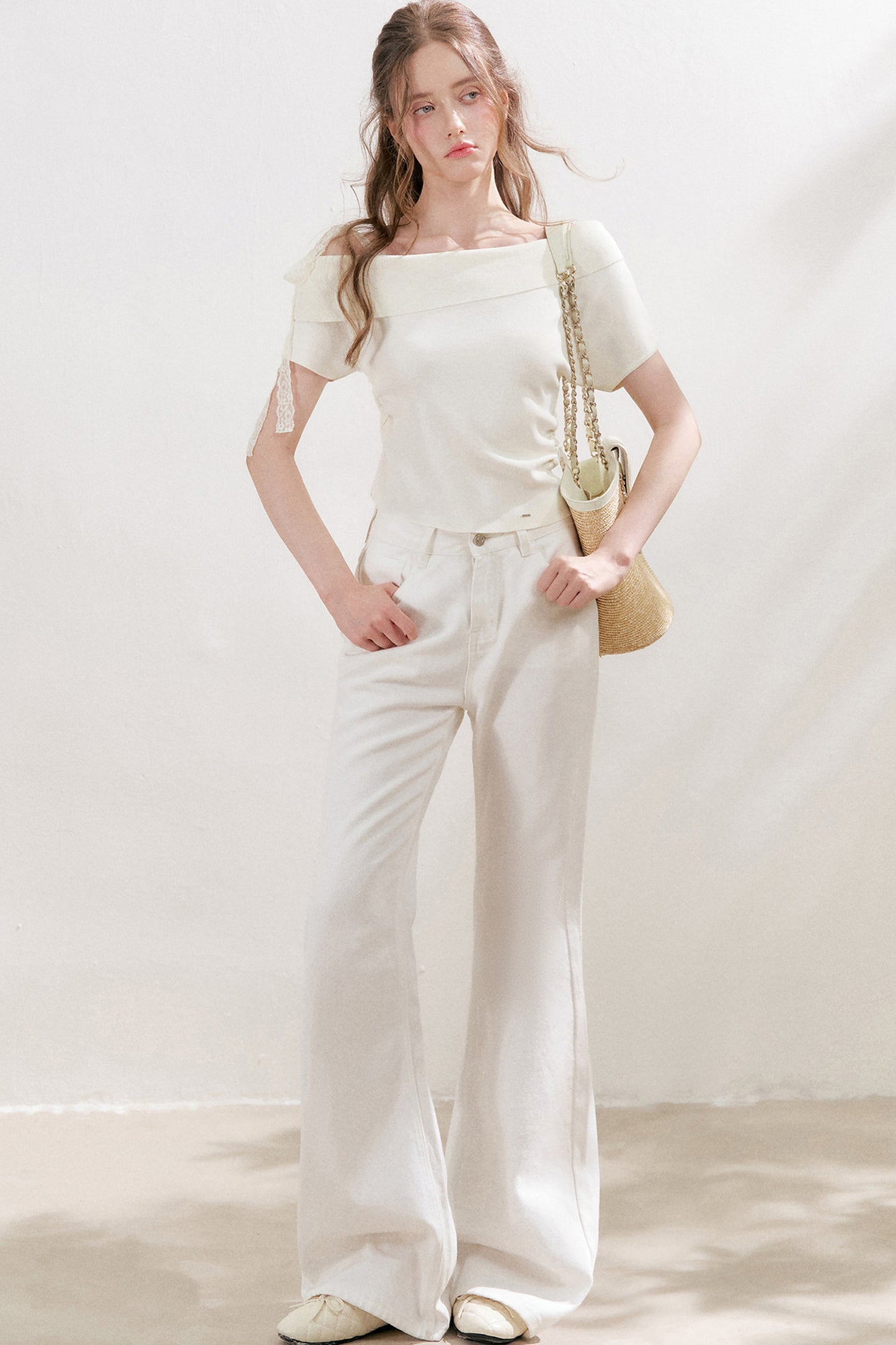 Top in maglia con spalle scoperte e fiocco in pizzo