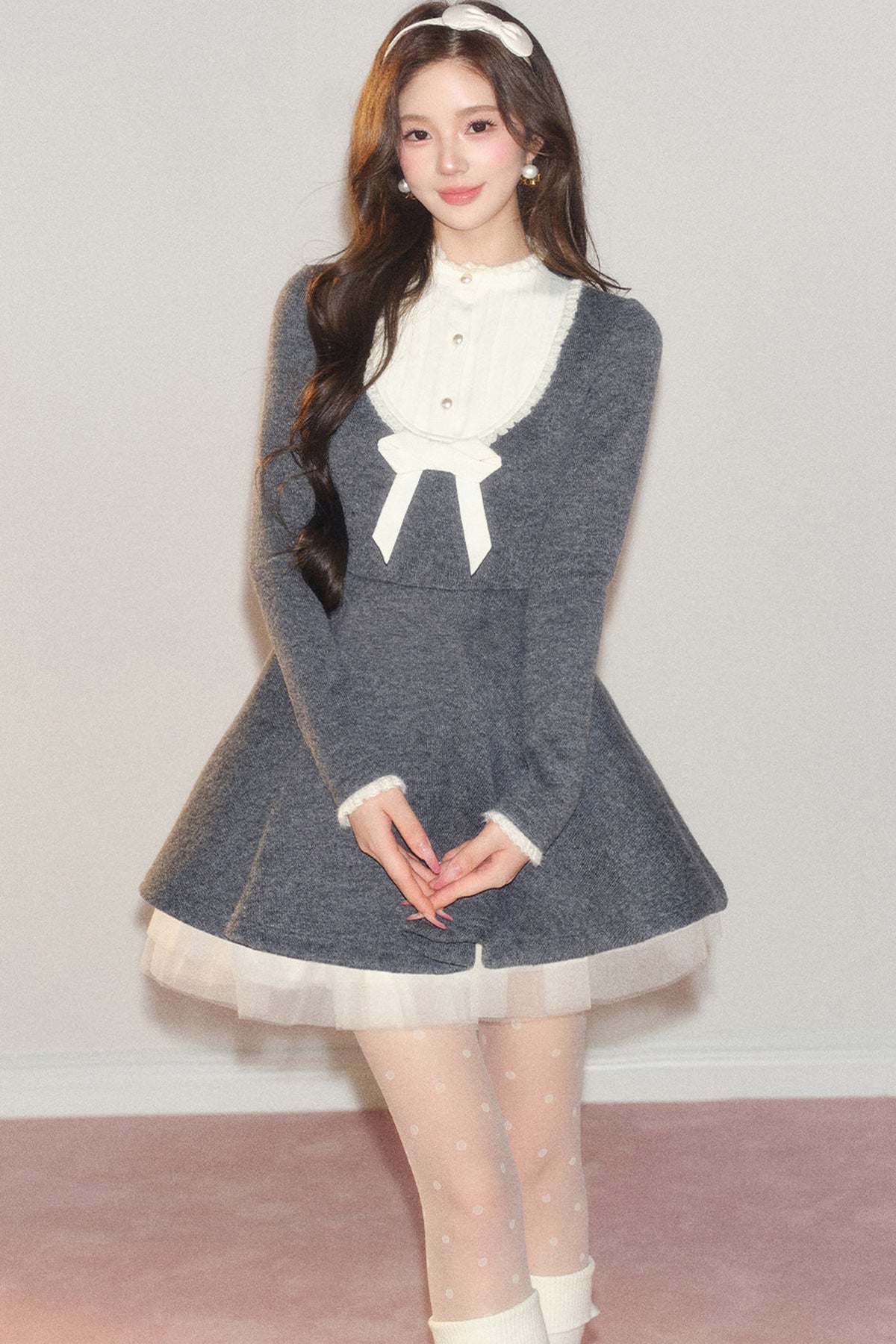 Robe grise à nœud à la taille