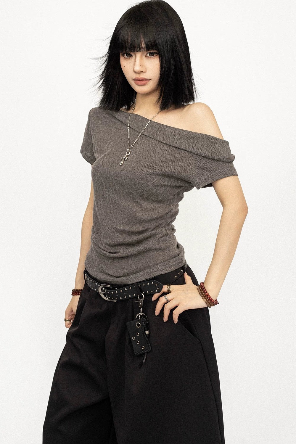 Top minimalista grigio con spalle scoperte