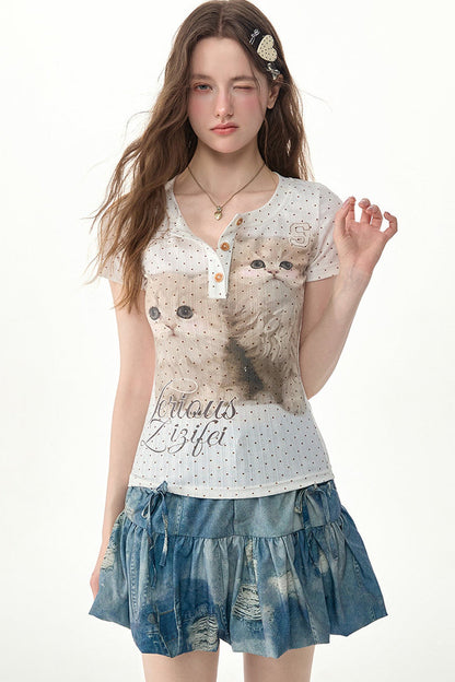 Schmal geschnittenes Oberteil mit Polka-Dots und Katzenprint