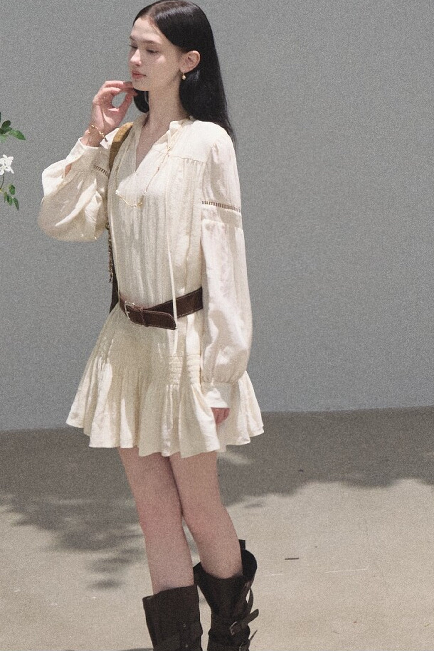 Ensemble robe-chemise blanche à manches longues et à volants