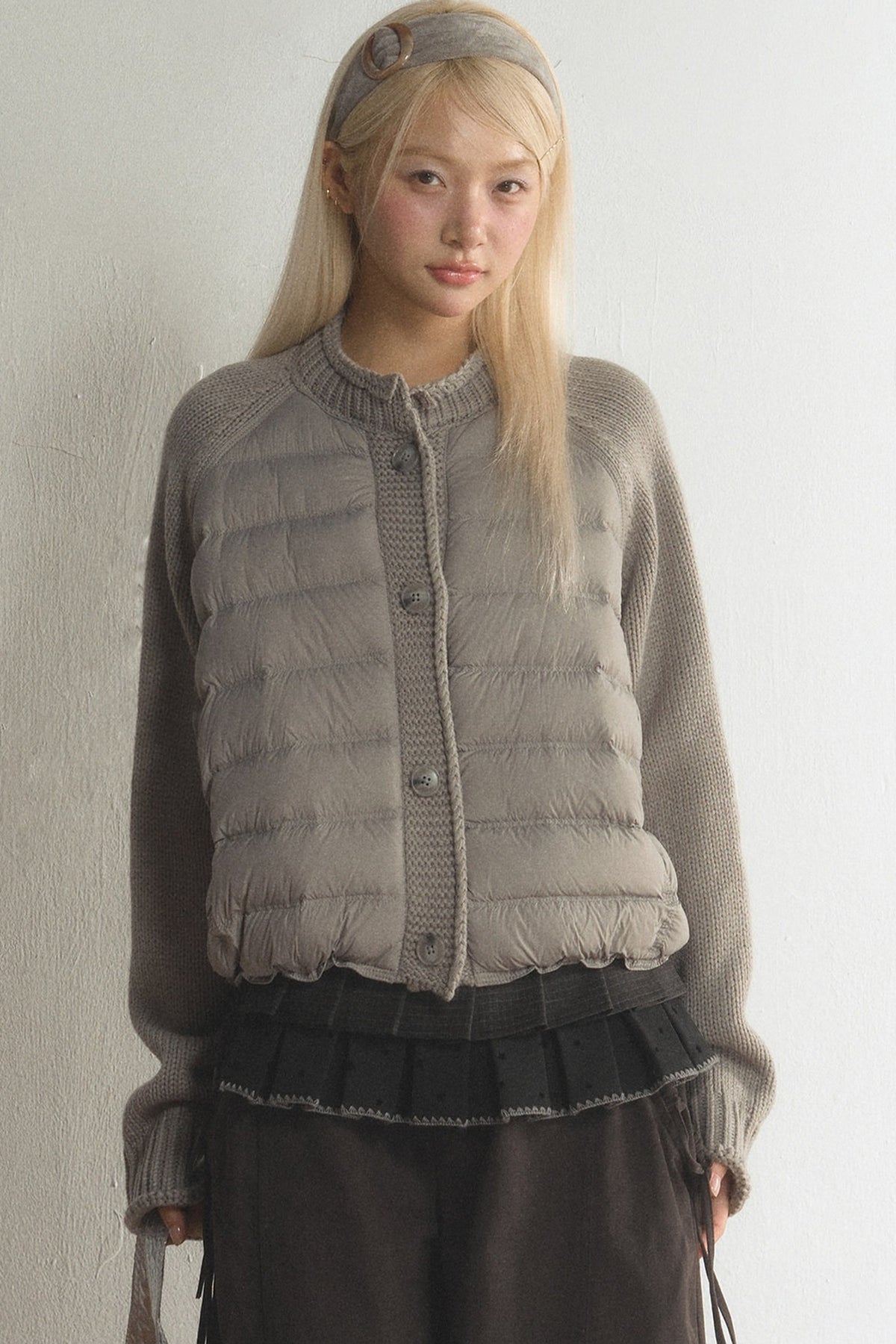 Kurze Daunenjacke mit Strickärmeln