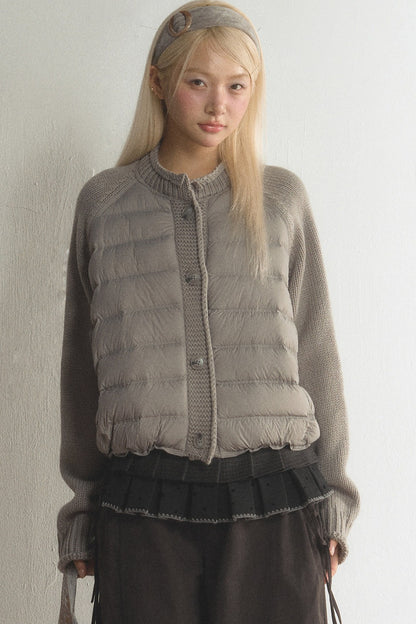 Kurze Daunenjacke mit Strickärmeln