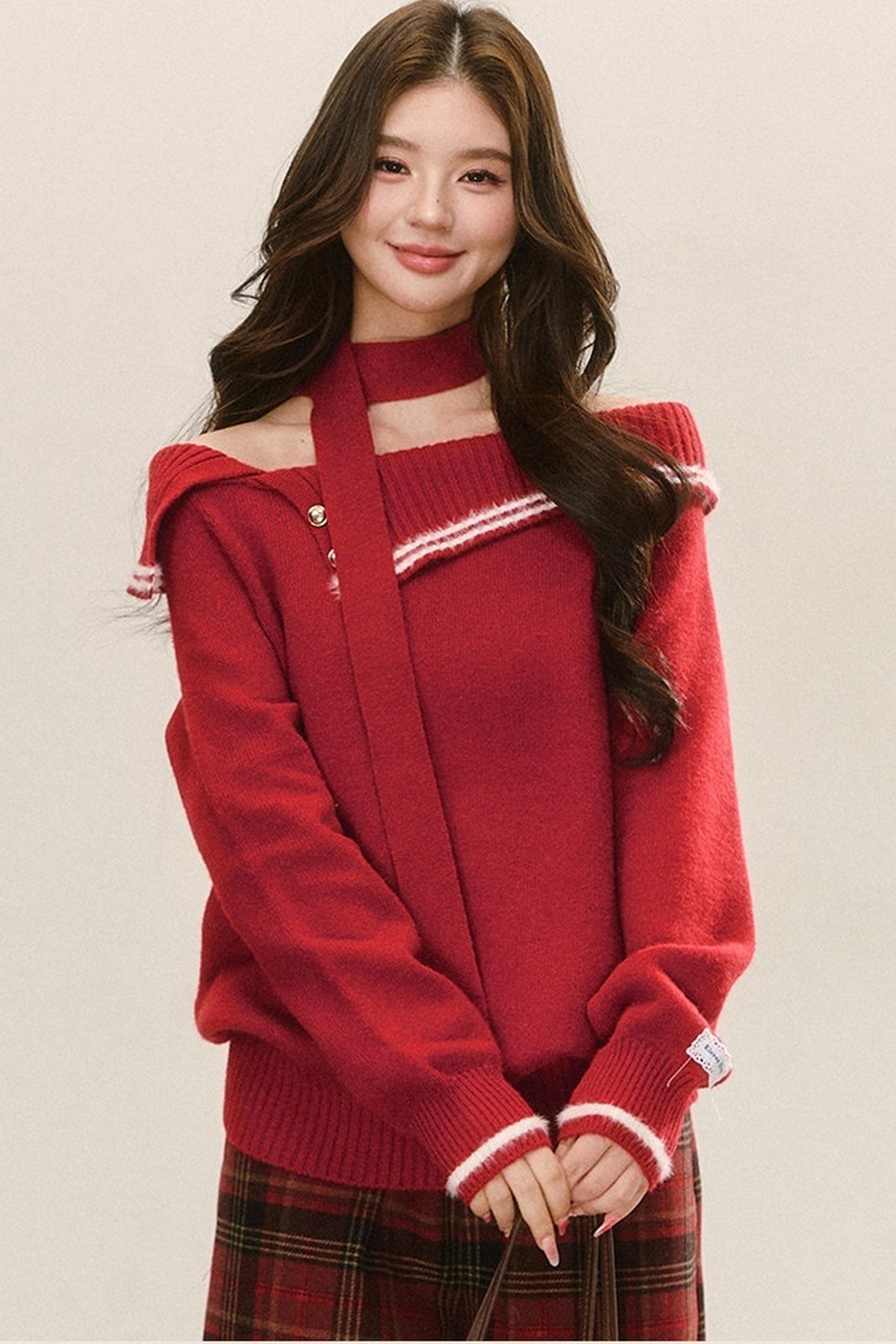 Ensemble pull tricoté rouge à épaules dénudées