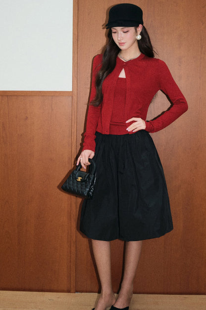 Set aus roter Strickjacke und schwarzem Rock