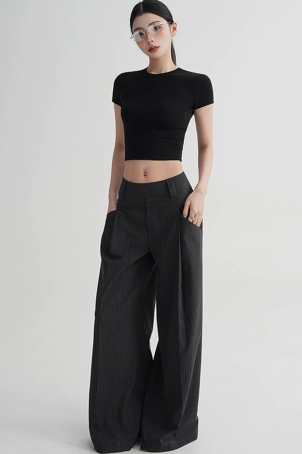 Hoch taillierte gestreifte Hose mit weitem Bein