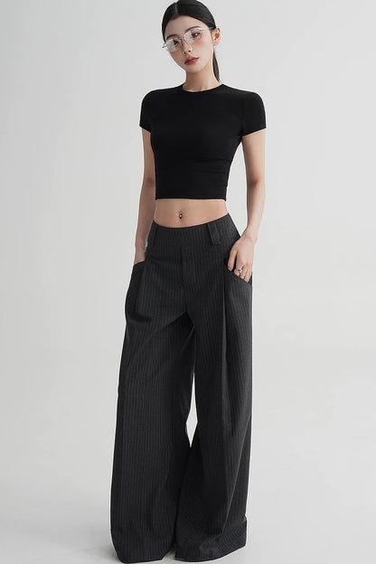 Hoch taillierte gestreifte Hose mit weitem Bein