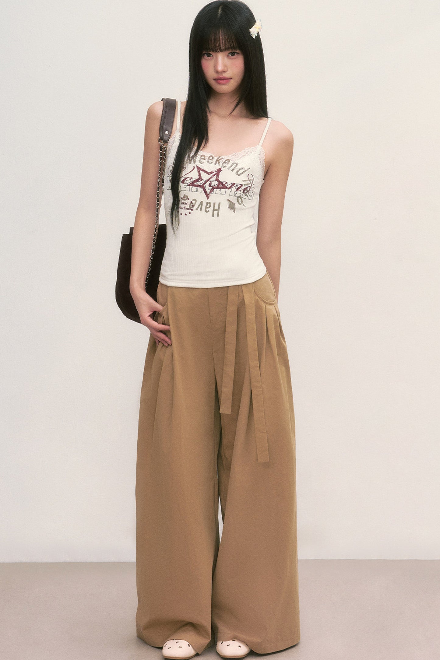 Pantalones caqui de pierna ancha con cintura anudada