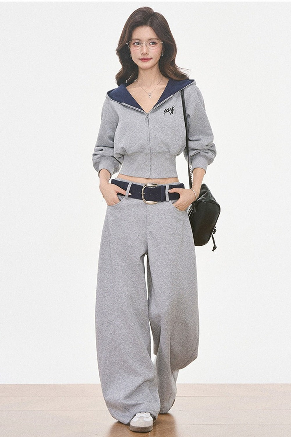Ensemble sweat-shirt à capuche gris et pantalon large