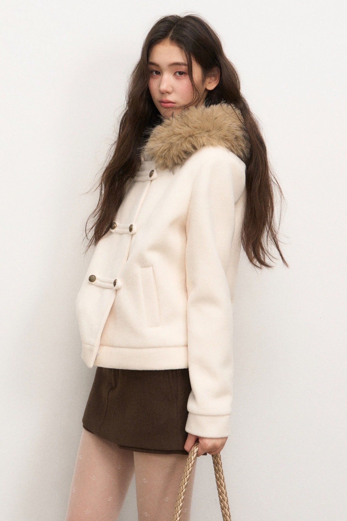 Conjunto de abrigo blanco de lana con cuello de pelo y falda