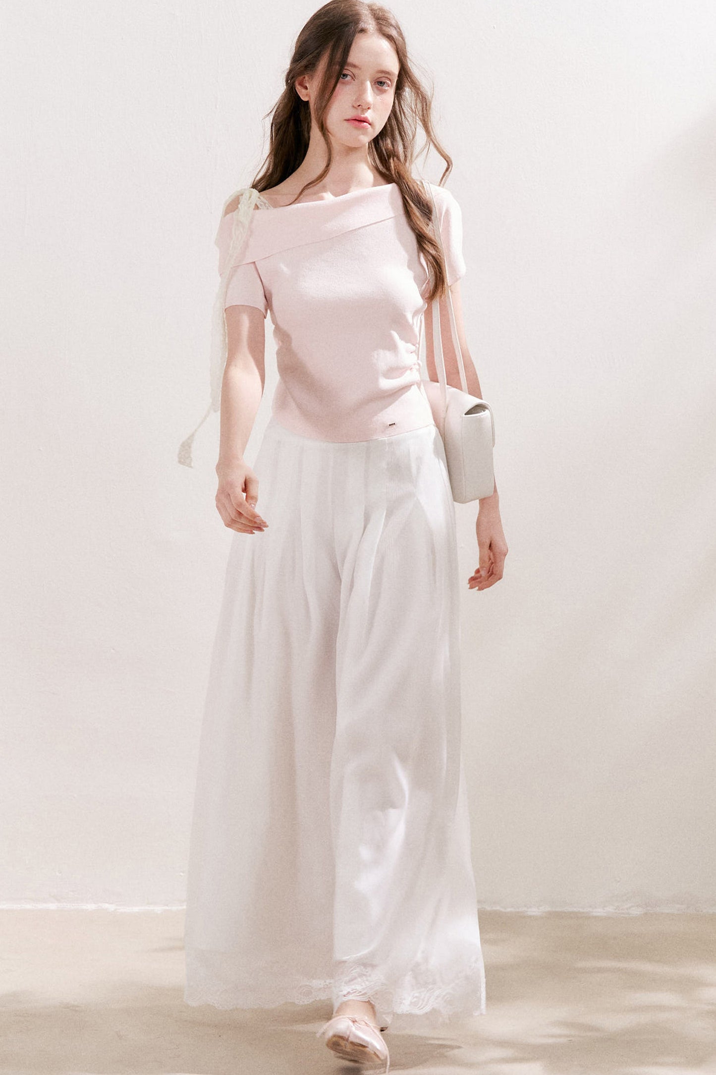 Top in maglia con spalle scoperte e fiocco in pizzo