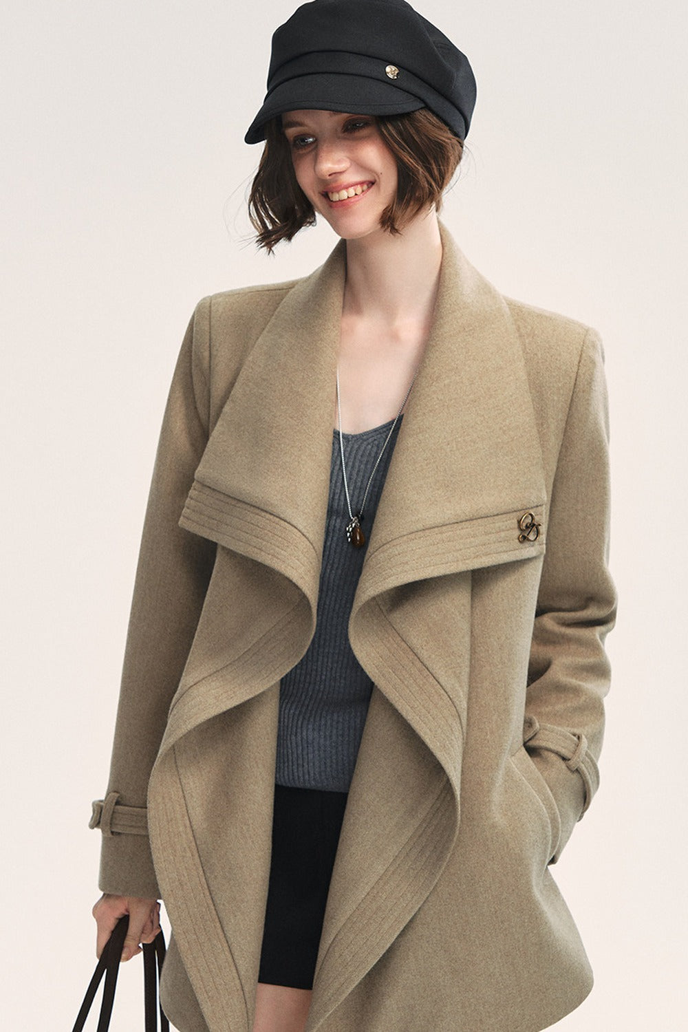 Asymmetrischer Wollmantel mit großem Revers und Bindegürtel