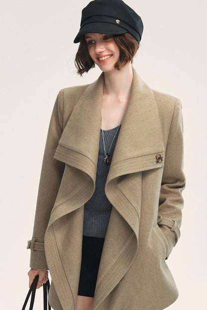 Asymmetrischer Wollmantel mit großem Revers und Bindegürtel