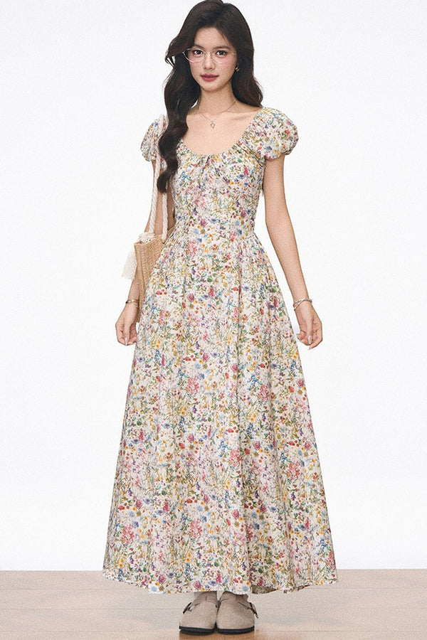 Vestido floral con cintura ajustada