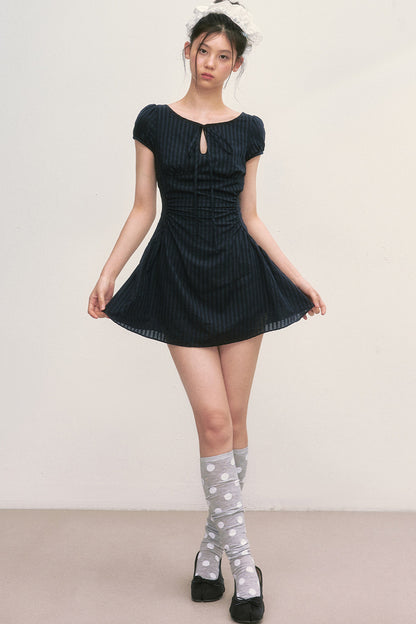 Vestido de línea A a rayas con mangas abullonadas