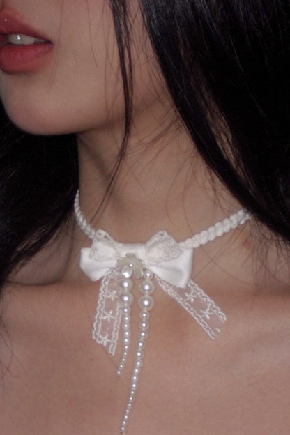 Weiße Choker-Halskette mit Spitzenschleife und Perlenband