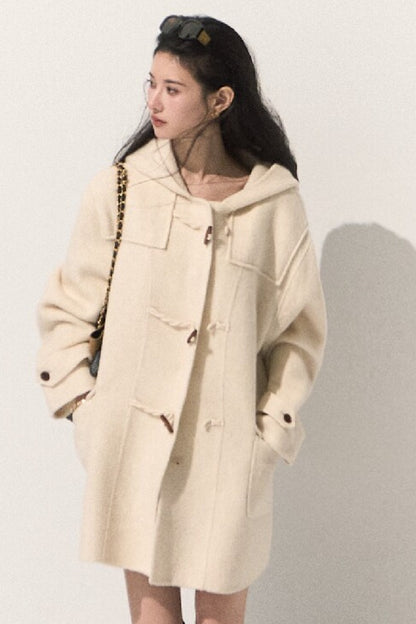 Manteau en laine à capuche avec brandebourgs