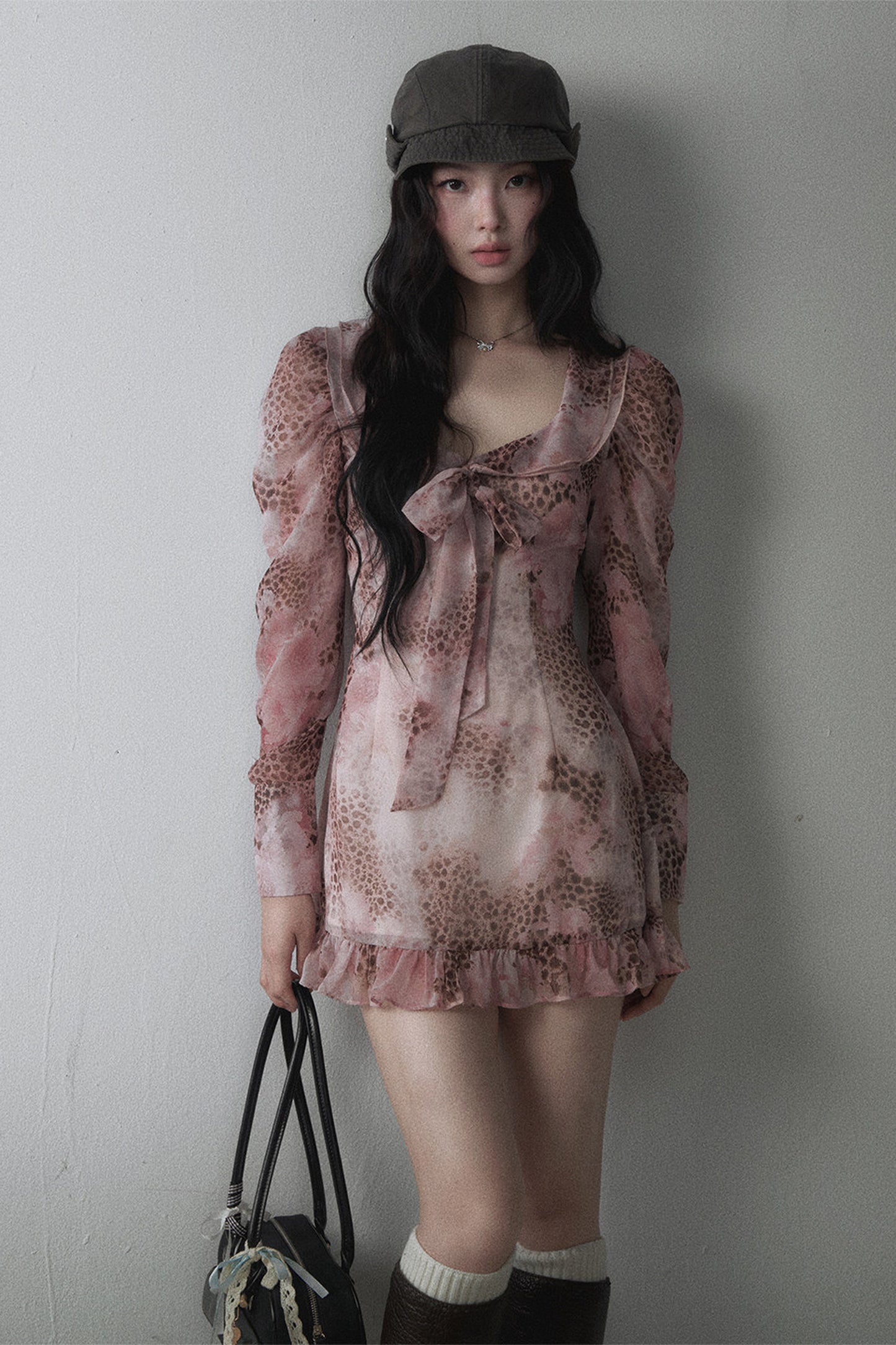 Abito rosa con stampa leopardata, fiocco e scollo a U