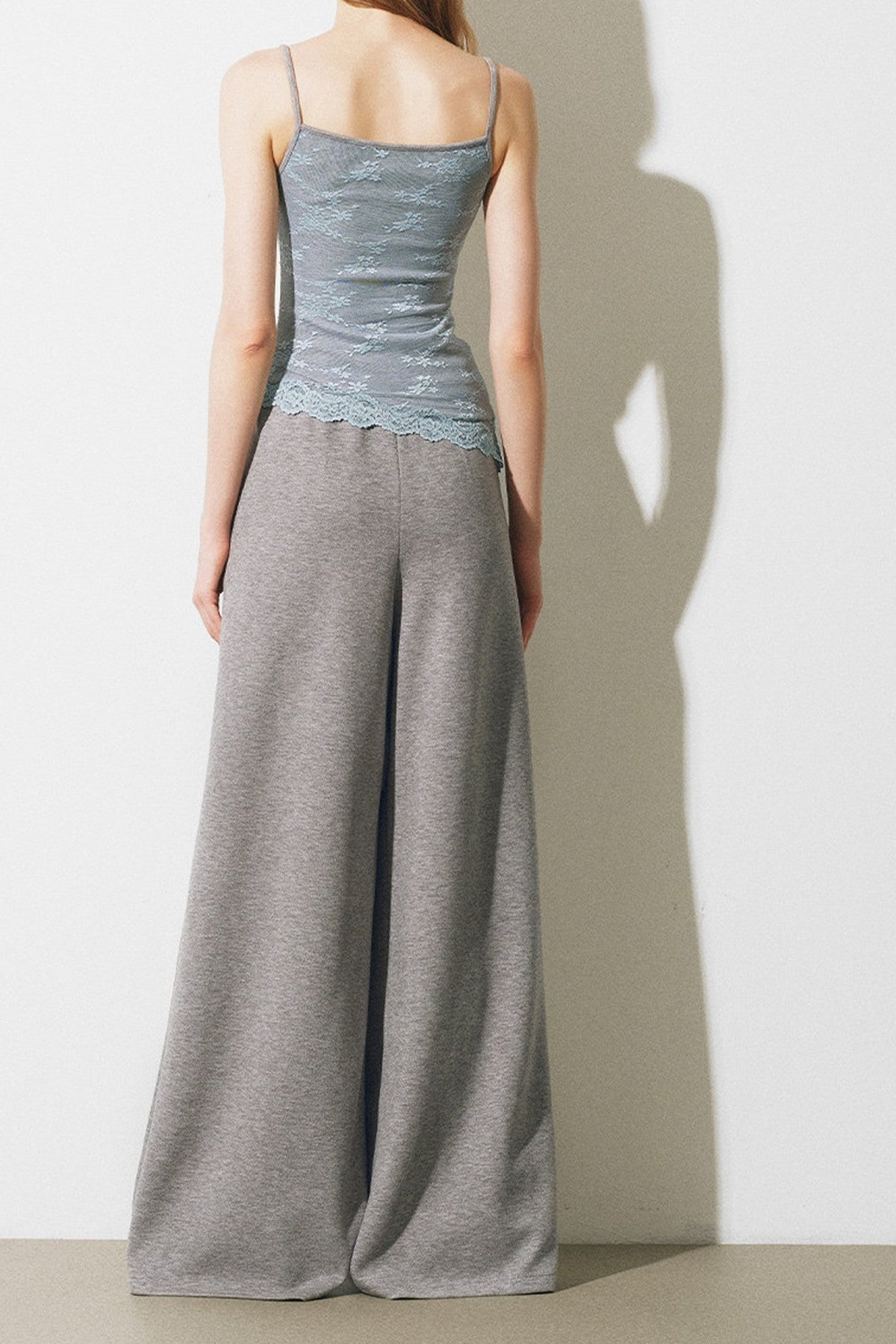 Completo giacca, gilet con bordi in pizzo e pantaloni ampi a maglia