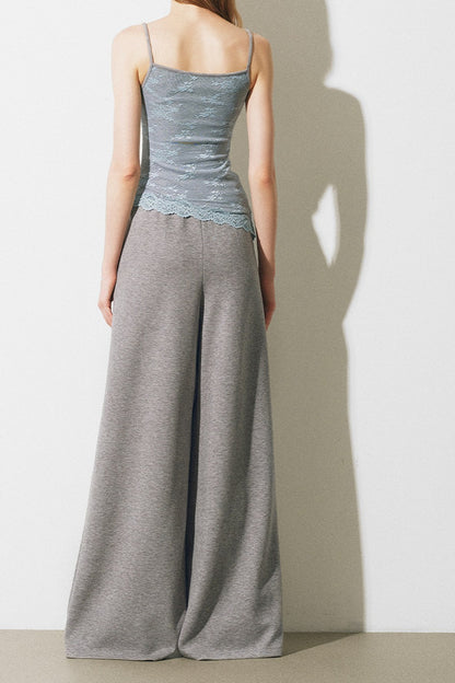Completo giacca, gilet con bordi in pizzo e pantaloni ampi a maglia