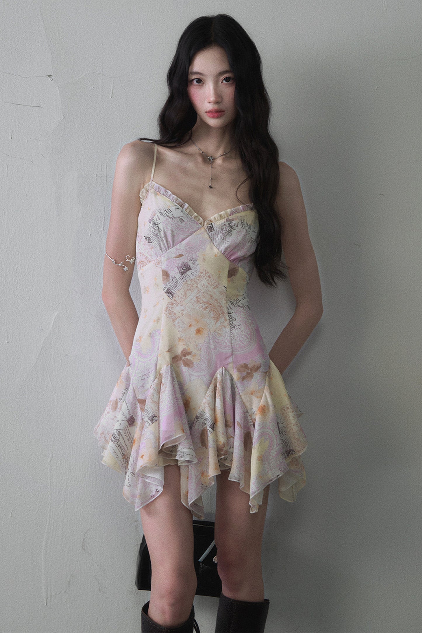 Asymmetrisches Trägerkleid mit Blumenprint