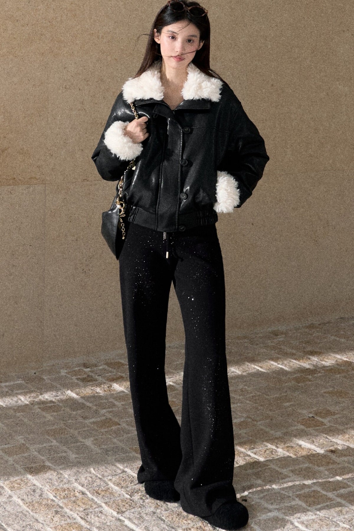 Kurze Jacke aus strukturiertem Leder mit Stehkragen