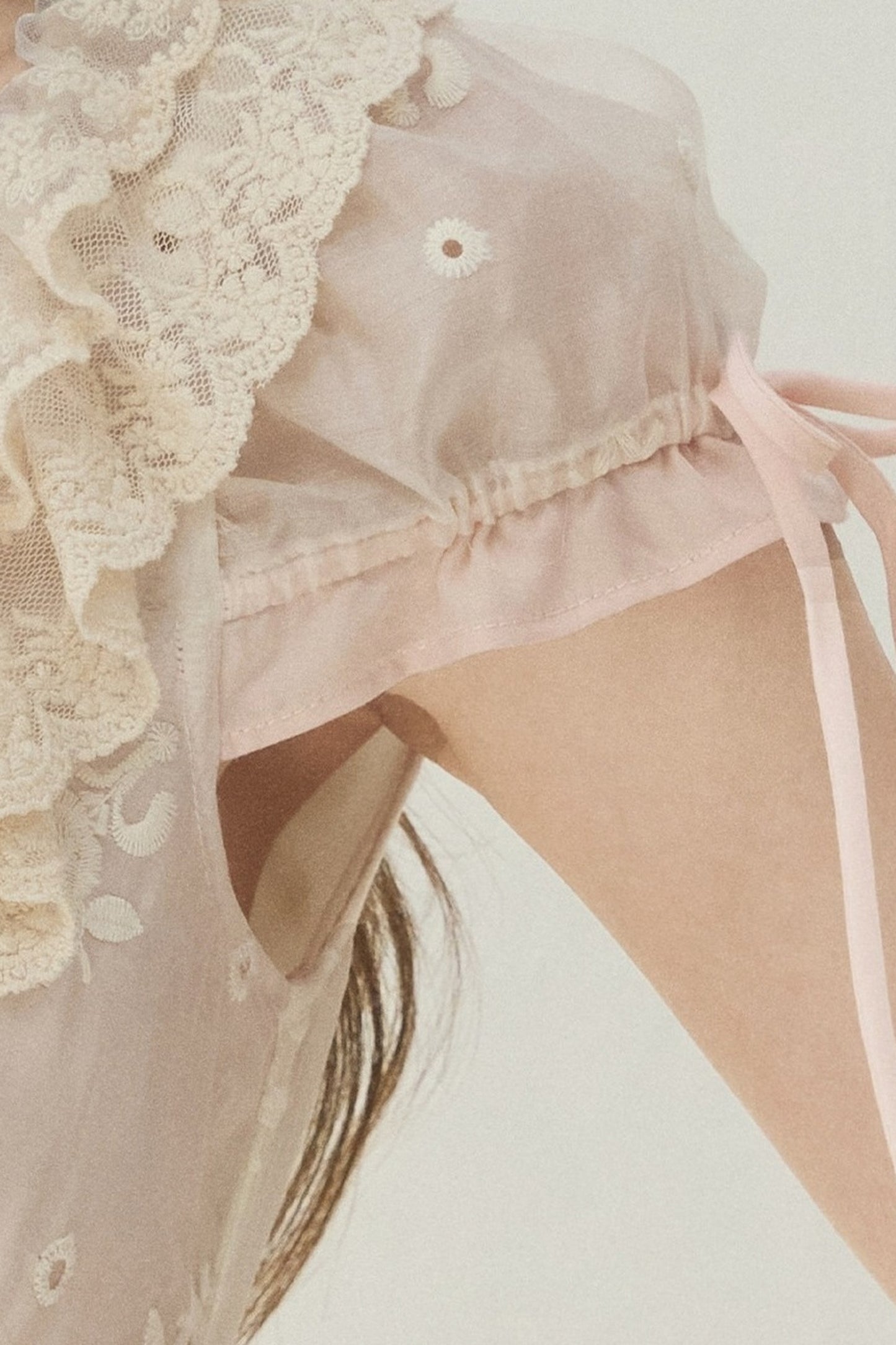 Abito in lyocell con rose ricamate e scollo quadrato