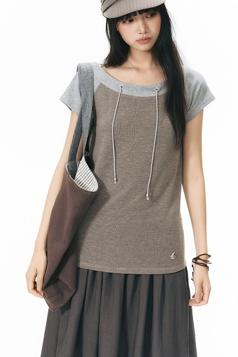 Schulterfreies gestreiftes Raglan-T-Shirt
