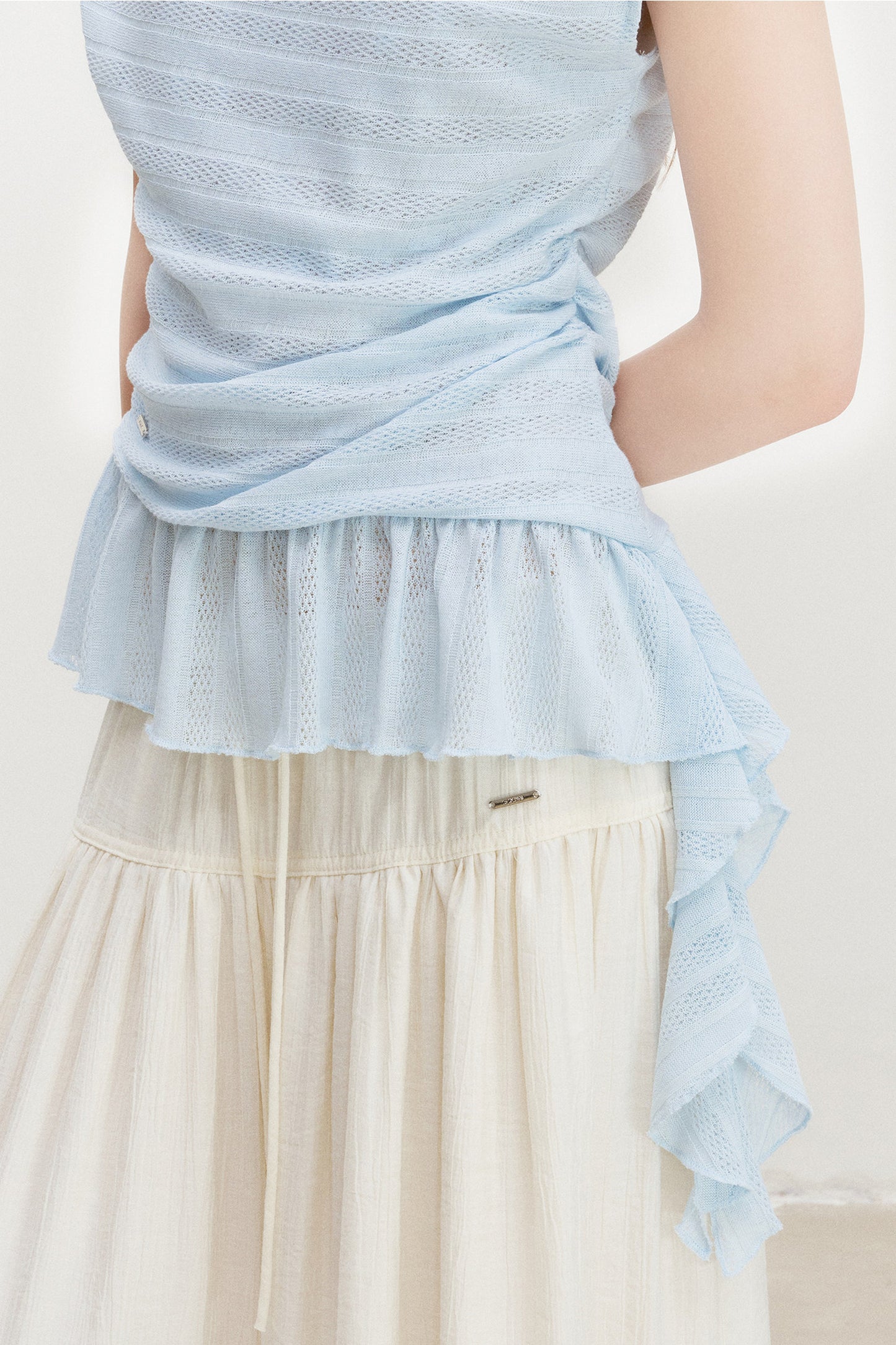 Asymmetrisches schulterfreies Oberteil mit Spitze