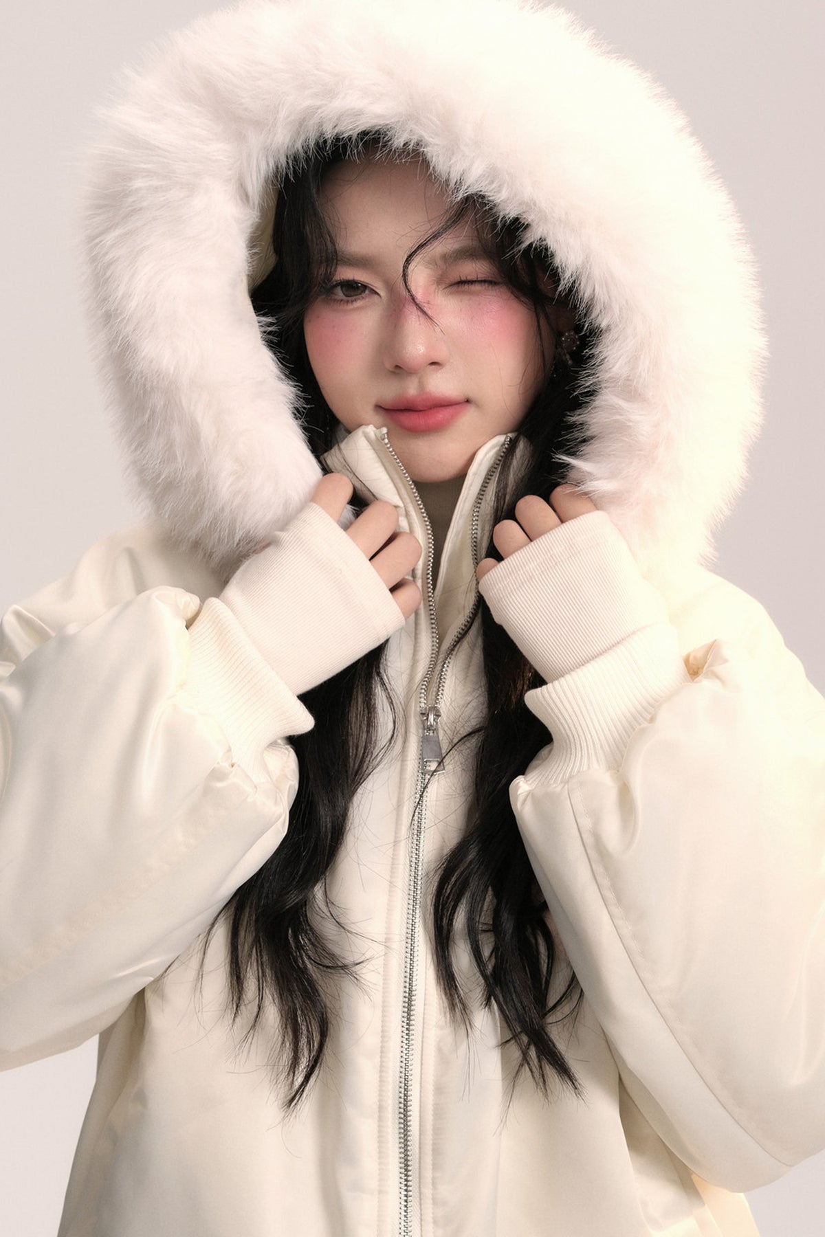Chaqueta bomber con capucha de pelo y lazo
