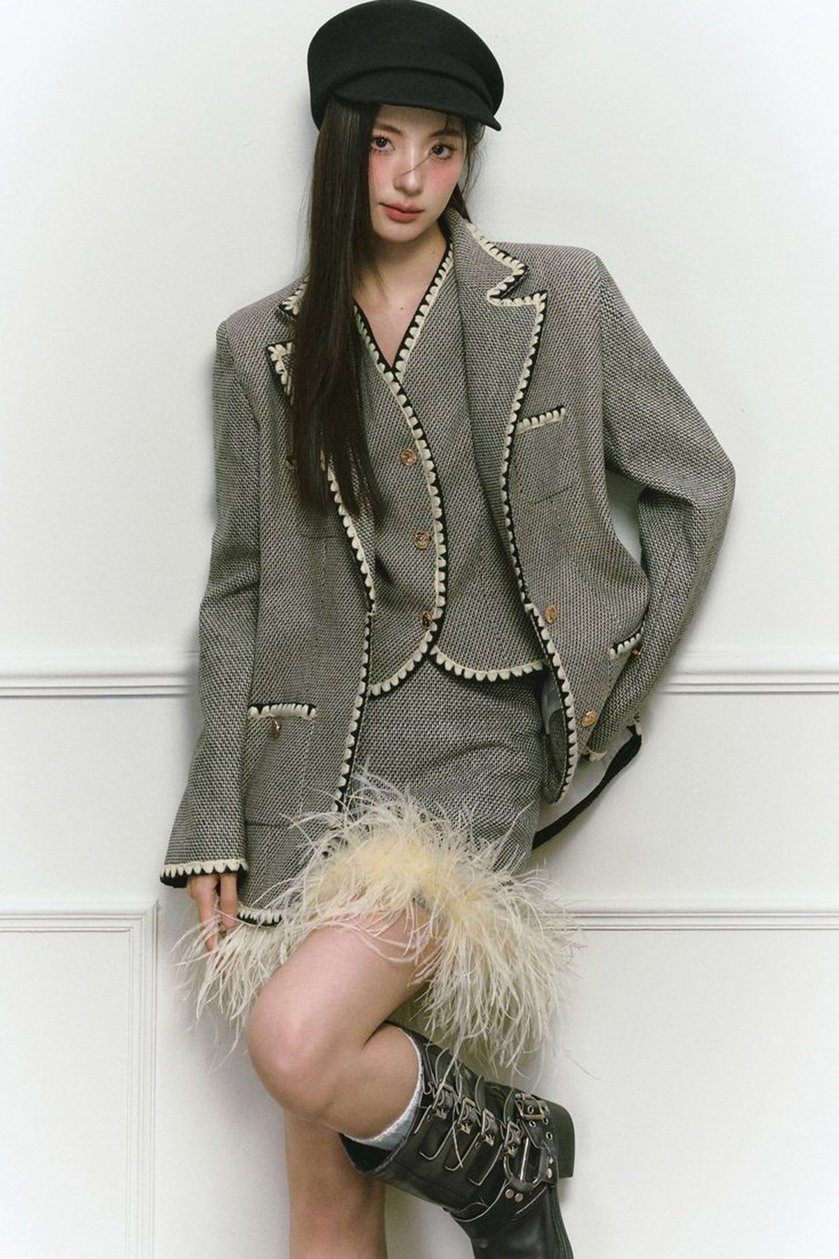 Completo con gilet stile blazer e gonna in lana con ricamo a conchiglia