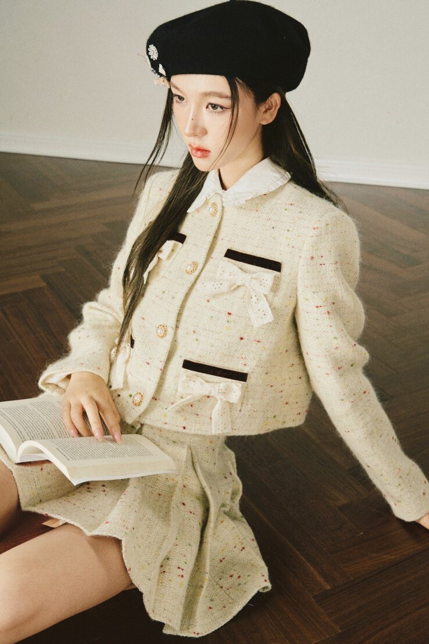Completo con giacca in tweed di lana e gonna plissettata