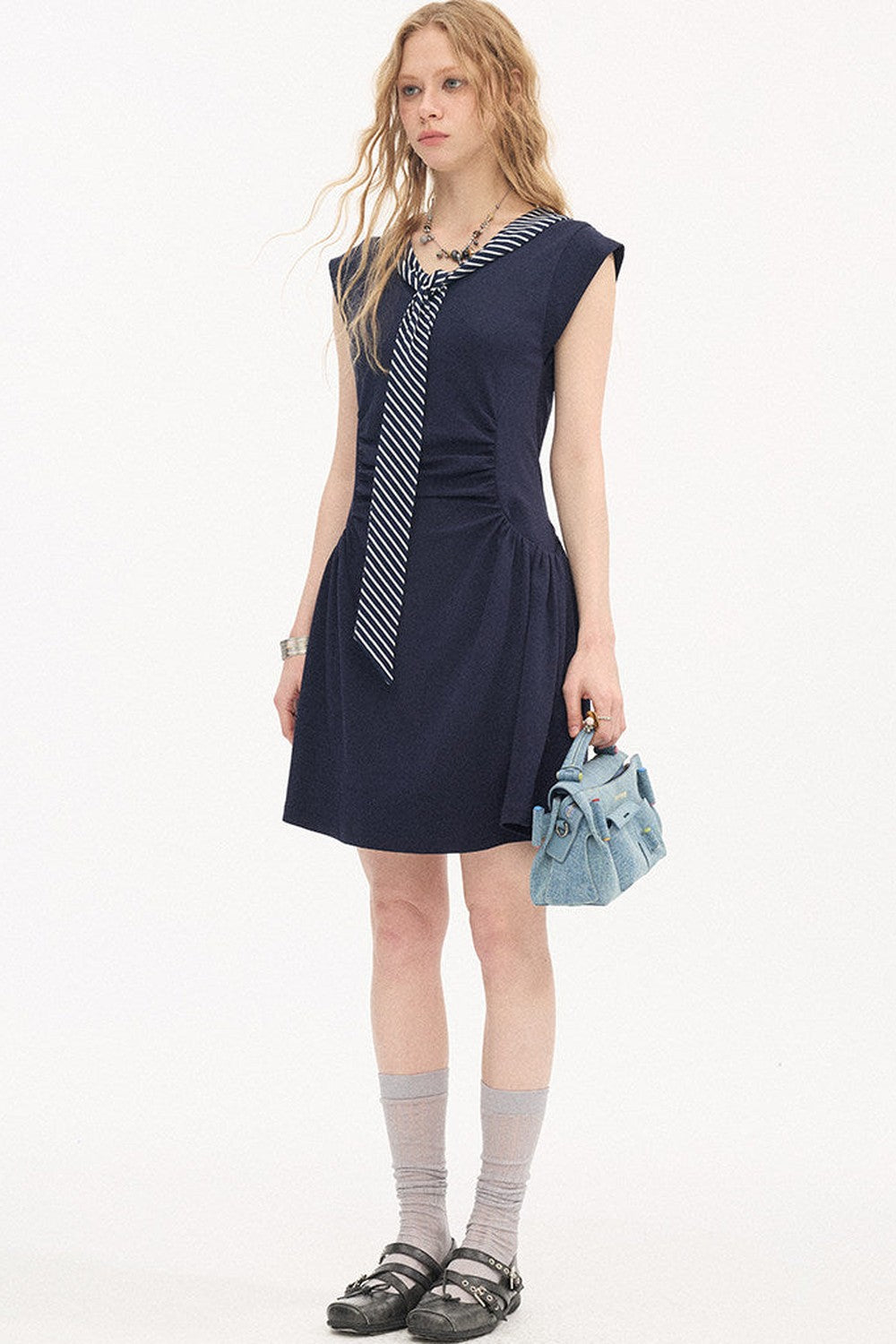 Vestido de cuello en V con mangas con volantes