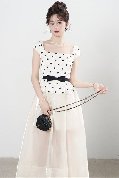 Kleid mit eckigem Ausschnitt und Polka-Dots