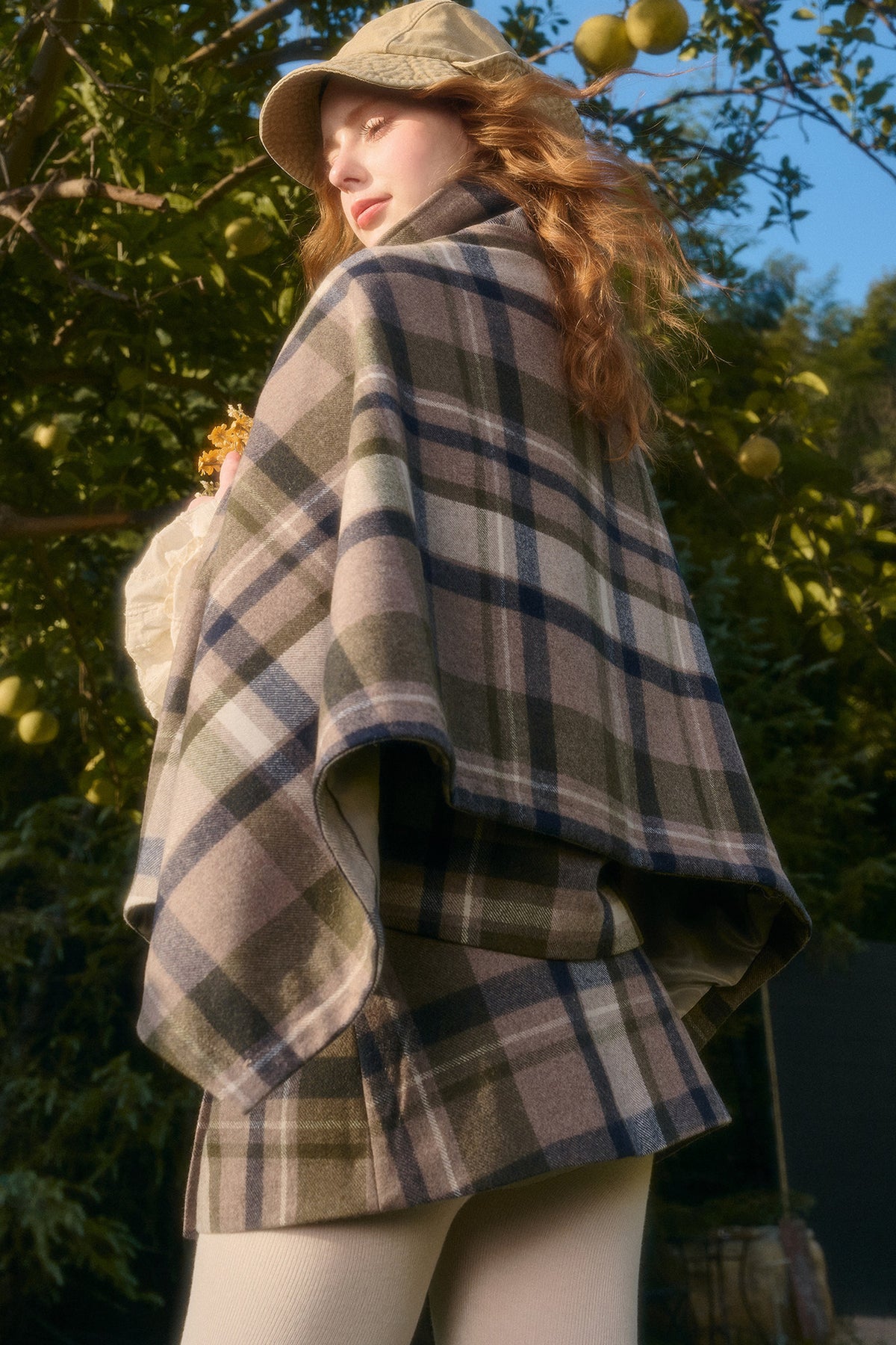 Ensemble avec cape à carreaux amovible, gilet et jupe trapèze