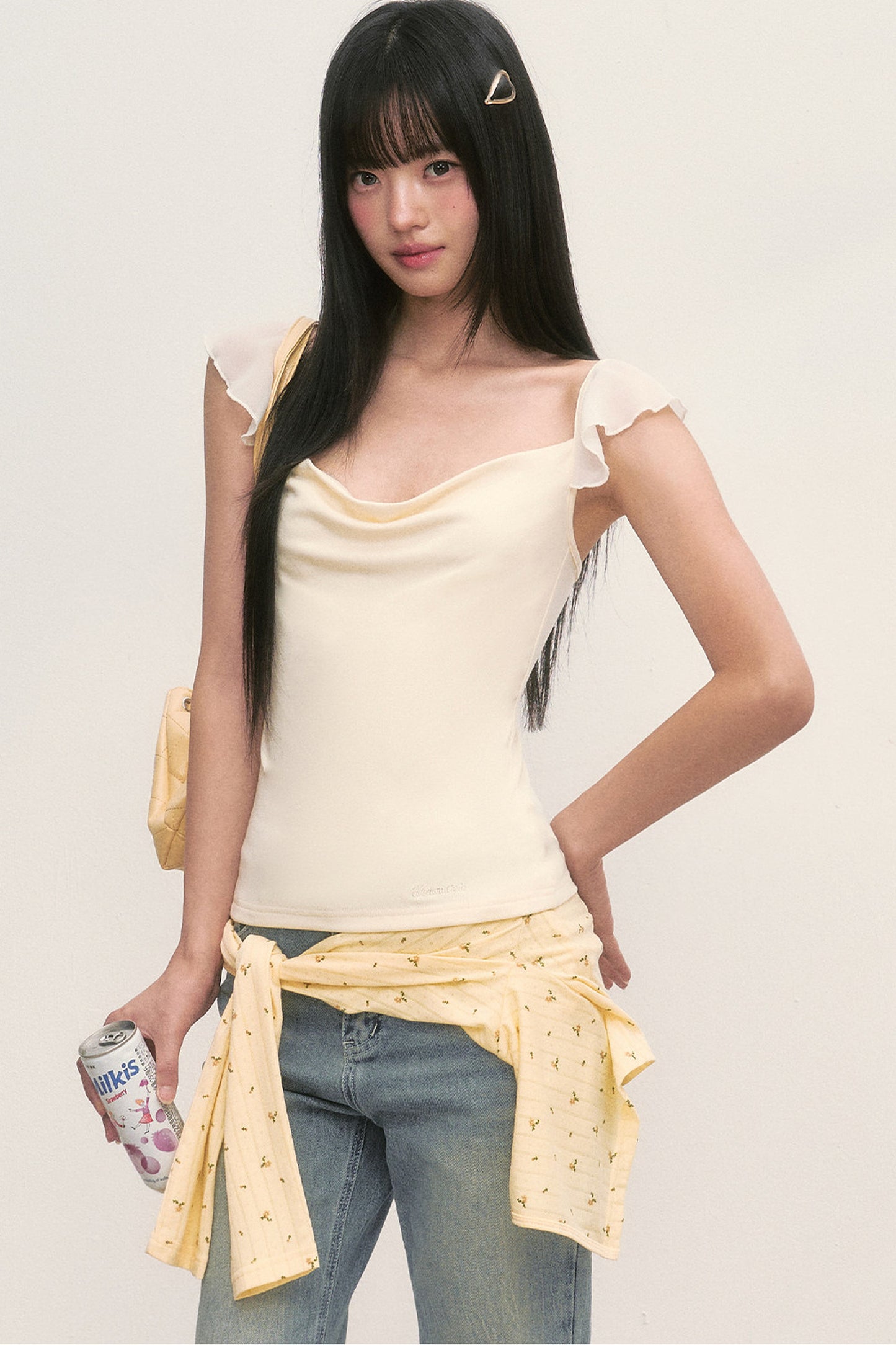 Top con cuello drapeado y mangas con volantes