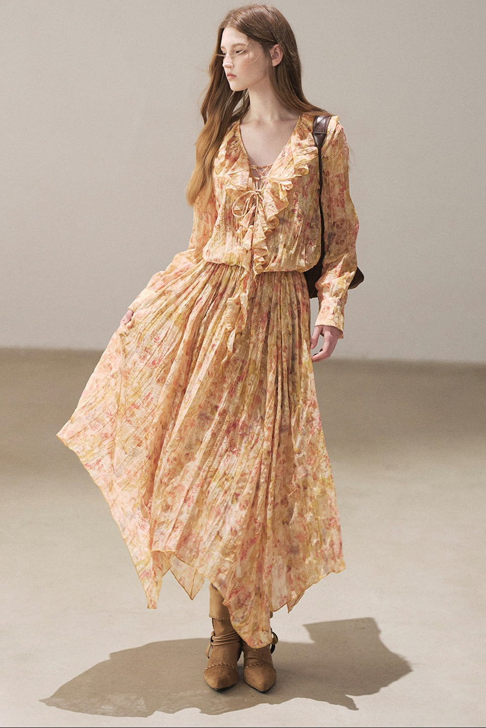 Langes Rüschenkleid mit Blumenmuster in Bernstein-Dämmerung