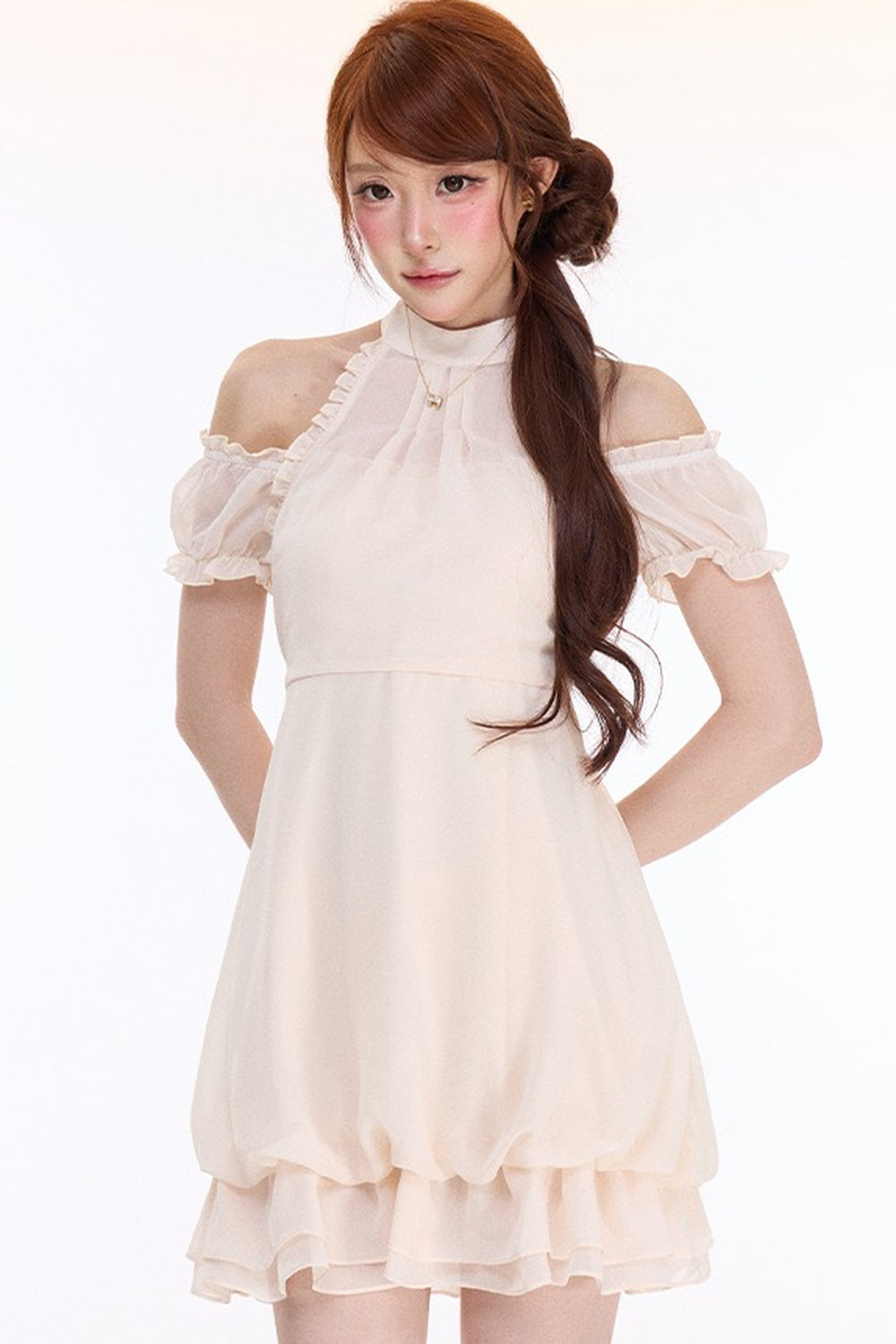 Kurzarmkleid mit Rüschen und Neckholder
