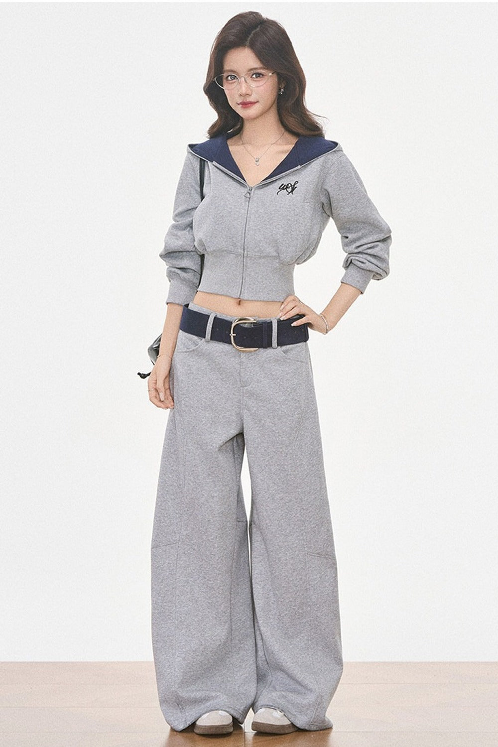 Ensemble sweat-shirt à capuche gris et pantalon large