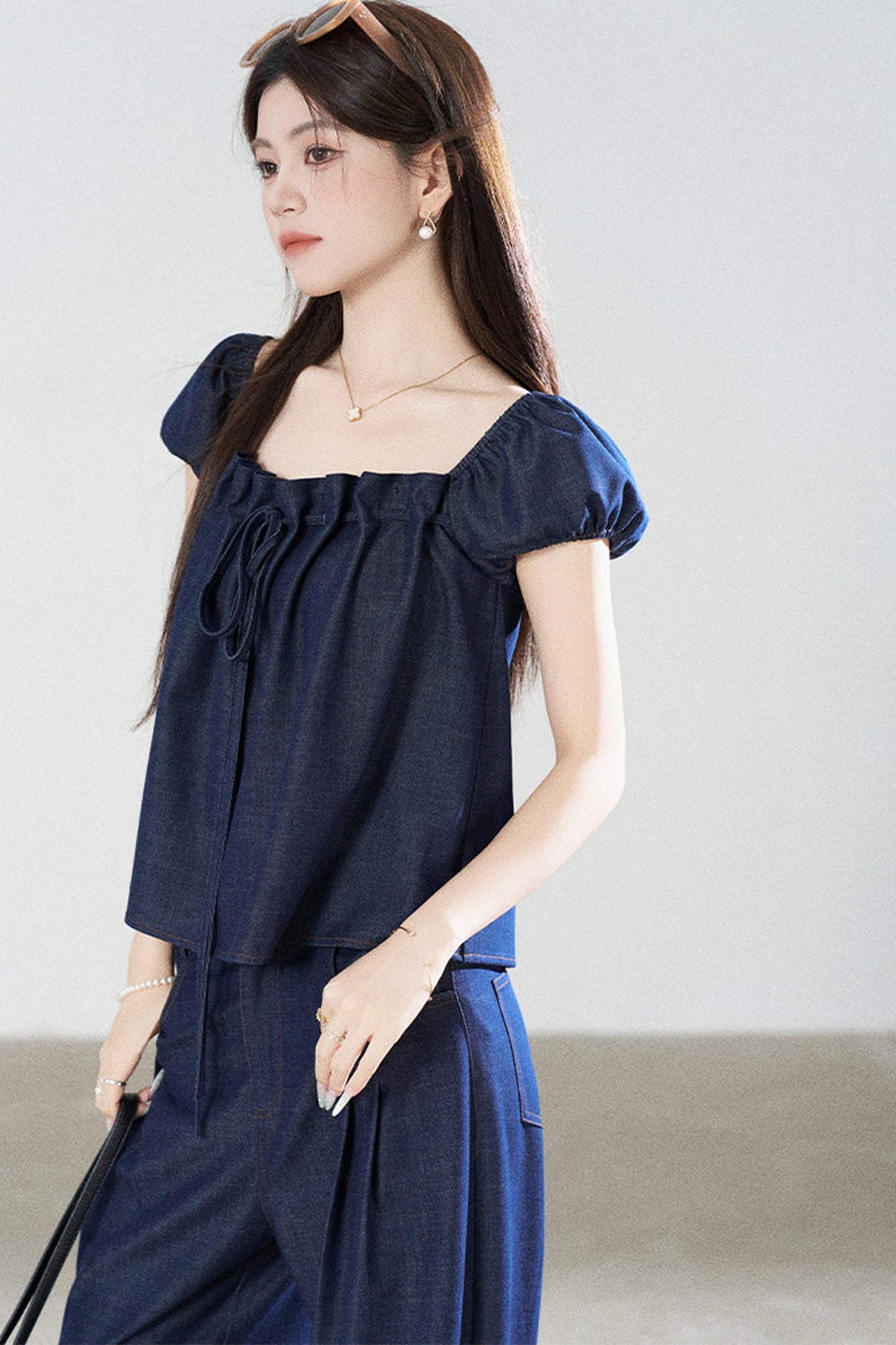 스퀘어넥 반소매 데님 상의와 와이드 레그 팬츠 셋업