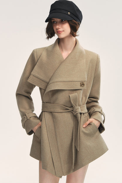 Asymmetrischer Wollmantel mit großem Revers und Bindegürtel