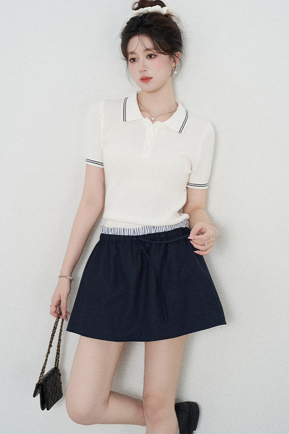 Ensemble tee-shirt polo en tricot blanc à manches courtes et jupe