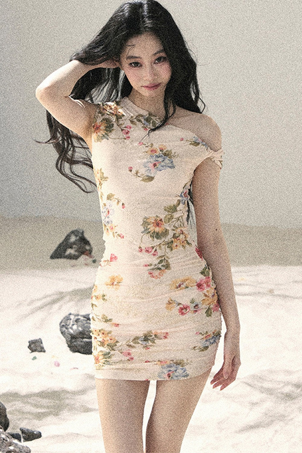 Sommerkleid aus Netzstoff mit Blumenmuster und Fischschwanz-Saum