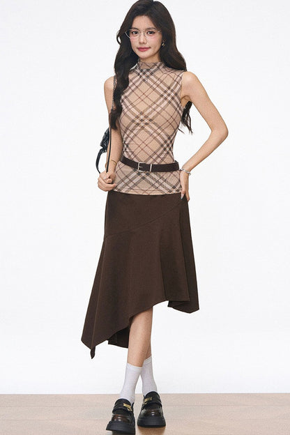 Completo con gilet in rete a quadri e gonna midi