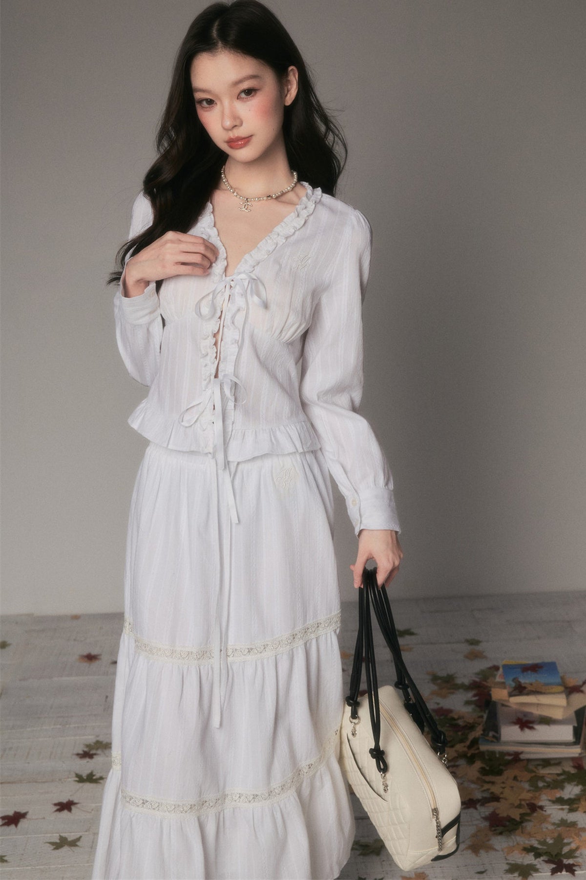 Camicia a maniche lunghe con scollo a V in pizzo e laccetto