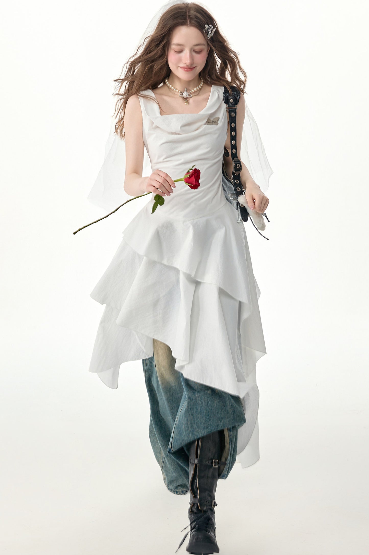 Weißes Kleid mit Wasserfallausschnitt und unregelmäßigem Saum