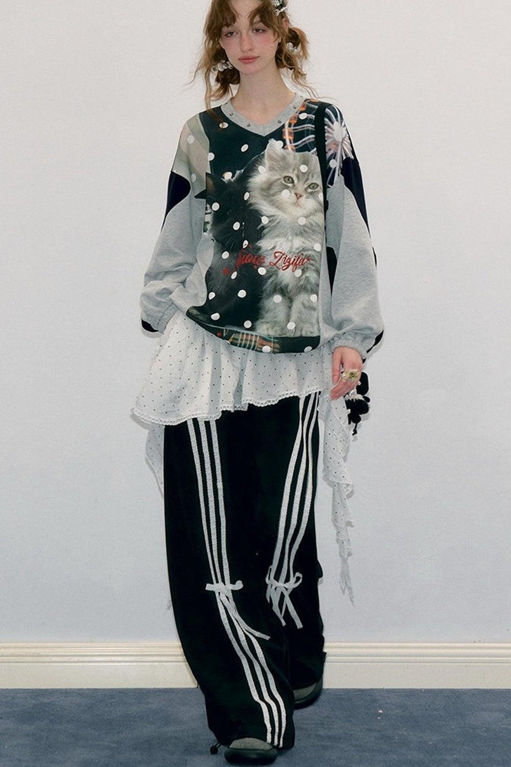 Sweatshirt à col V avec empiècements, imprimé chat et pois