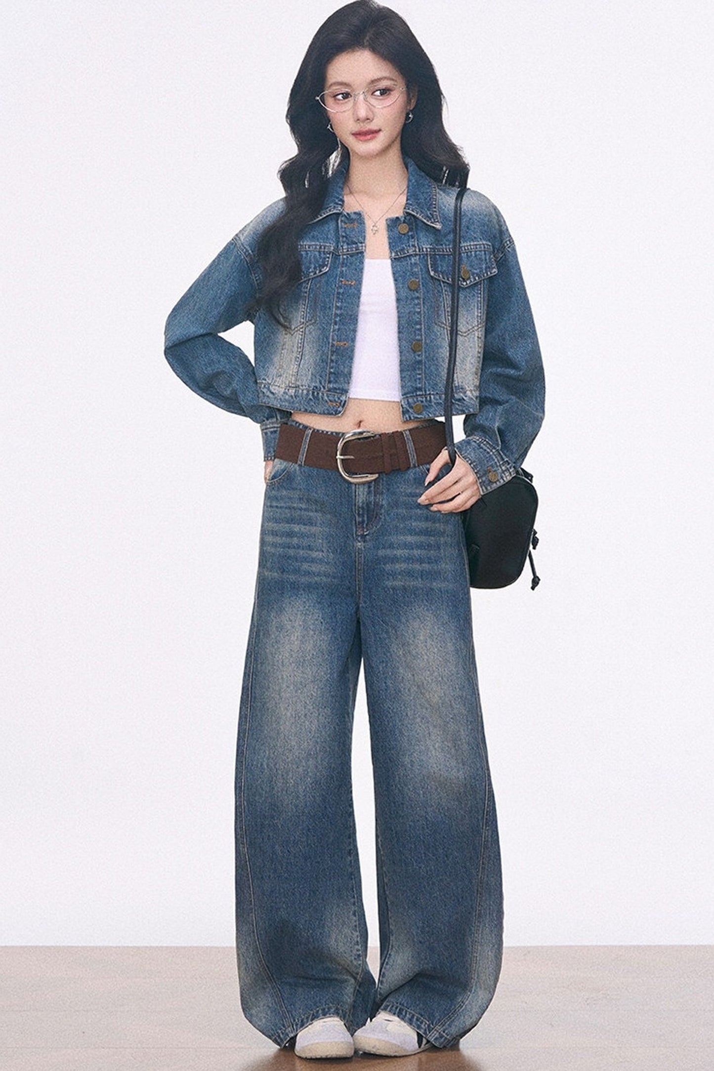 Ensemble 3 pièces avec veste courte en denim, pantalon à ourlet arrondi et haut