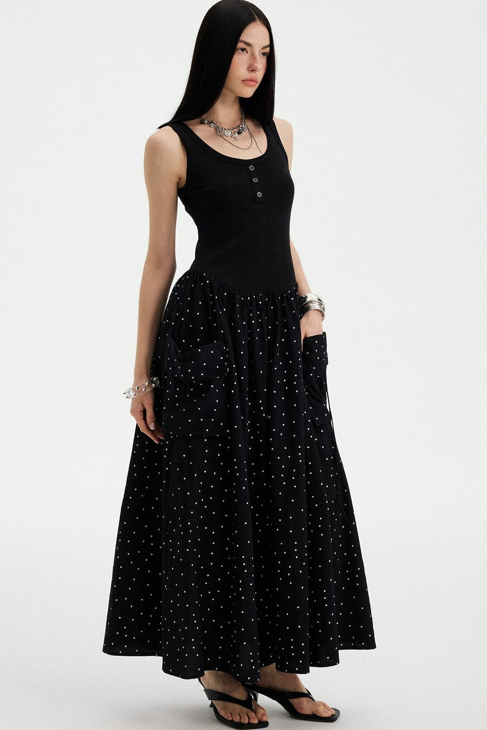 Vestido maxi evasé sin mangas de lunares