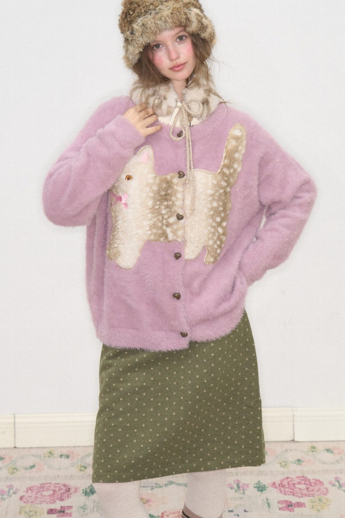 Strickjacke mit lila Katzenapplikation